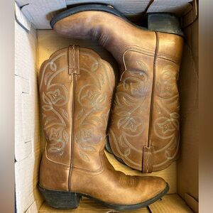 Used in good condition Ariat cowboy boots